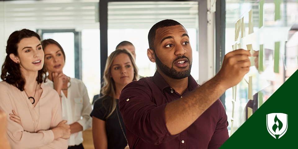 former service member brainstorming ideas with coworkers in a corporate setting