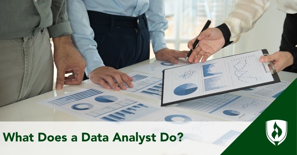 what does a data analyst do
